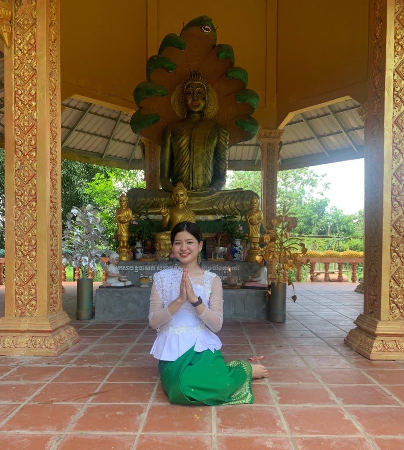 カンボジアの寺院にて民族衣装で