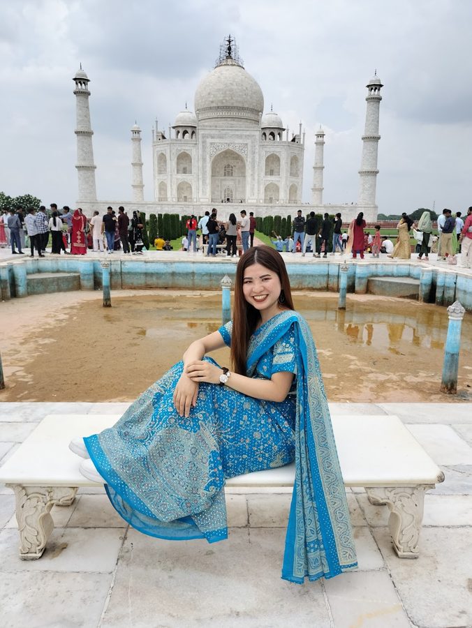 インド・タージマハルにてサリーを着て